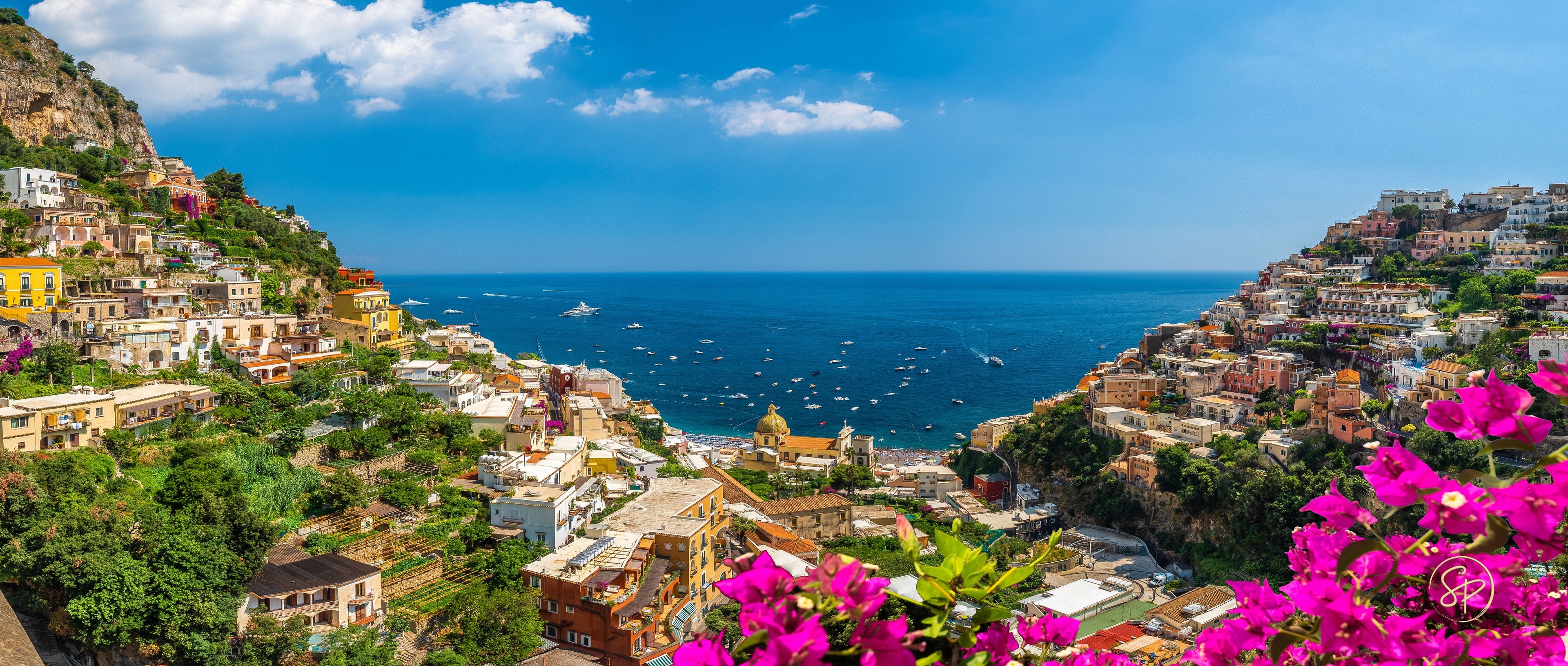 Panorama della Costiera Amalfitana con mare azzurro e case a picco sulla scogliera meta turistica ideale per case vacanza Panoramic view of the Amalfi Coast with cliffs, colorful houses and blue sea Scenic view of the Amalfi Coast, a top destination for holiday