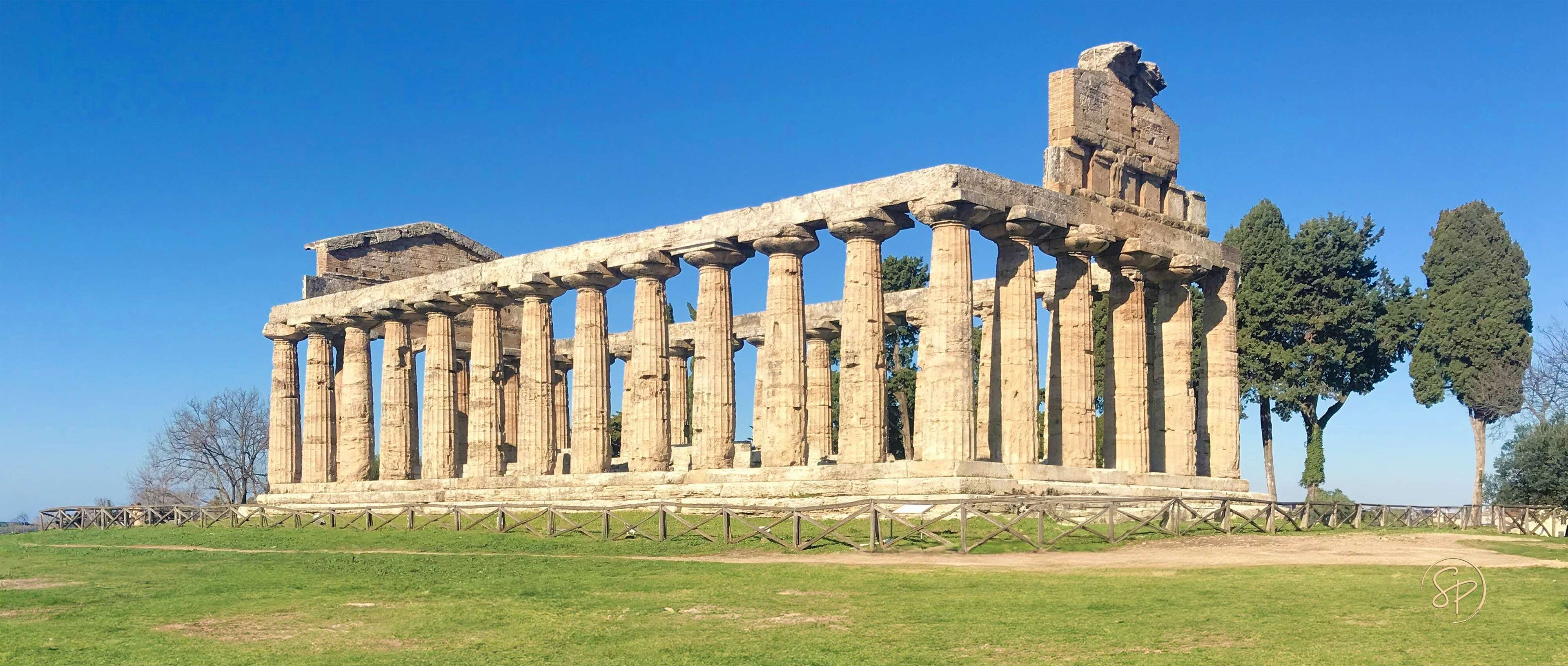 Templi greci di Poseidone e Hera nel sito archeologico di Paestum Greek temples of Poseidon and Hera in the archaeological site of Paestum Paestum, Poseidon- und Hera-Tempel als wichtigste historische Sehenswürdigkeiten in Kampanien Templos griegos de Poseidón y Hera en el sitio arqueológico de Paestum