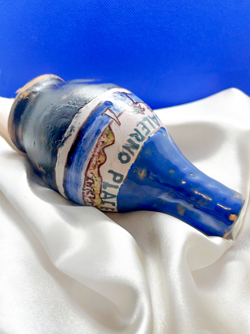 Piccolo Vaso in Ceramica – Colori del Mare e Ispirazione Costiera, Opera Unica Dipinta a Mano