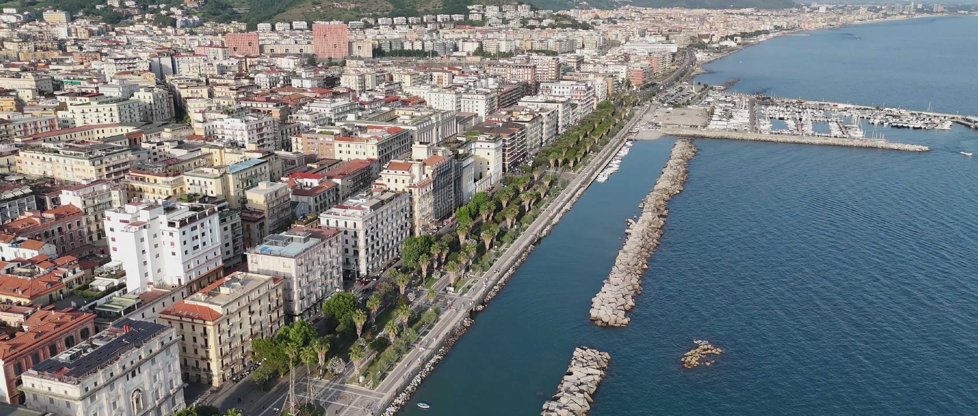Carica il video: DRONE SEAFRONT SALERNO HAPPINESS TRAVELS EXPERIENCE FEELINGS FAMILY TRIP HOLIDAY HOUSE WONDERLUST ITALY VISTA DALL&#39;ALTO DELLA CITTA DI SALERNO
